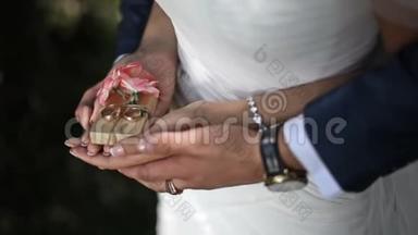 新婚夫妇拿着结婚戒指